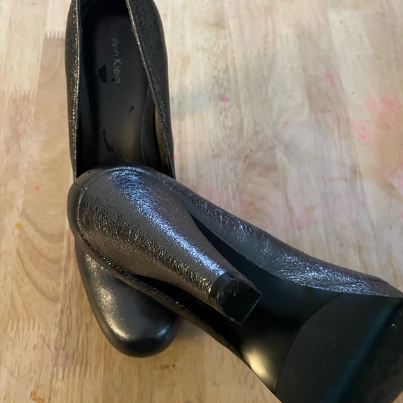 Calvin Klein Women’s Shiny Rounded Toes - Picture 7 of 9